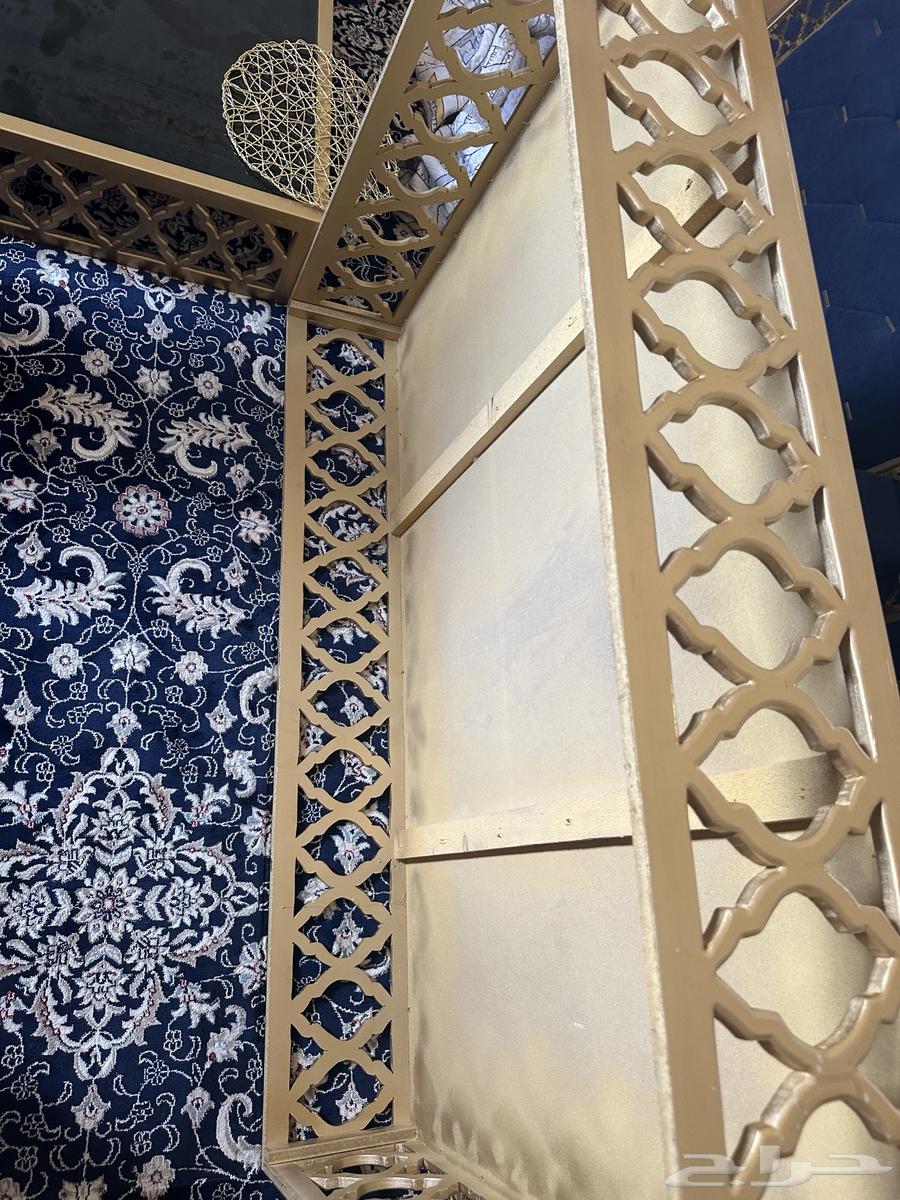 طاولة طعام ارضيه. خشبيه وسطحها من زجاج سليمه 10064383108260995110