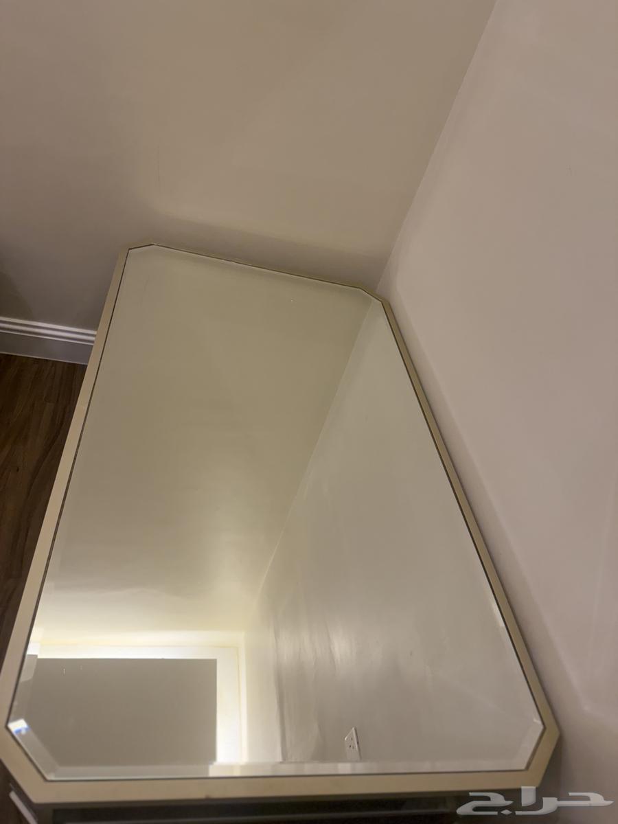 طاولة مرايه شبه جديده64382873694851110