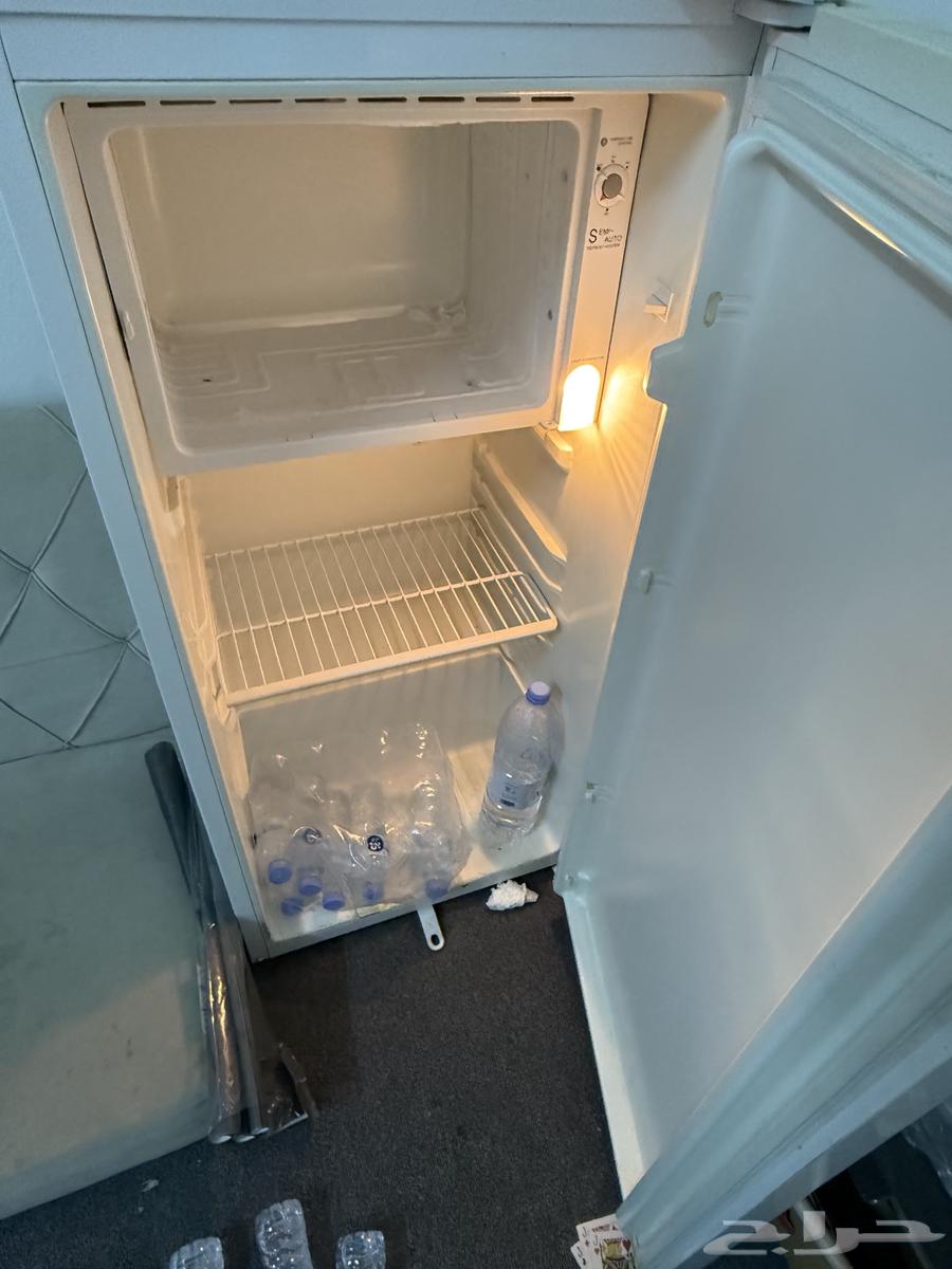 ثلاجة وطاولة تلفزيون للبيع العاجل64390678869507110