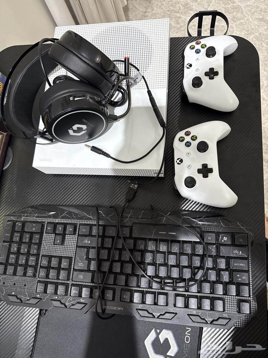 اكس بوكس كامل اغراضه و كيبورد وماوس وسماعه شبه جديده كلها64390939594499110