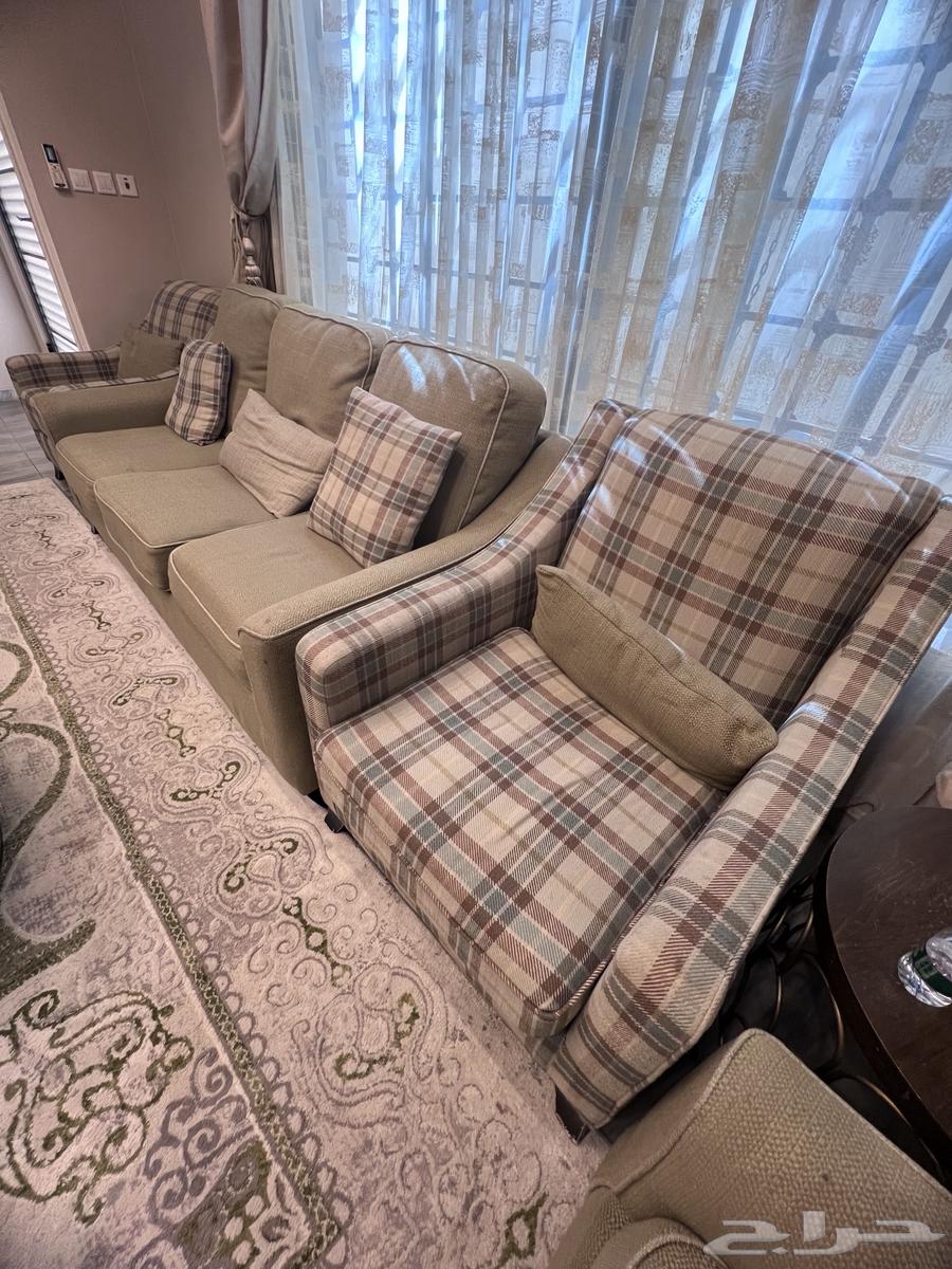 طقم كنب 3 3 1 1 للبيع بحالة جيده مع طاوله بالوسط وجانبيه64384328332291111