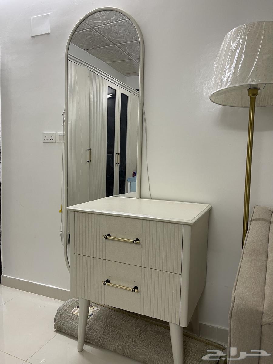 تسريحه مع المرايه شبه جديده64387103832450110