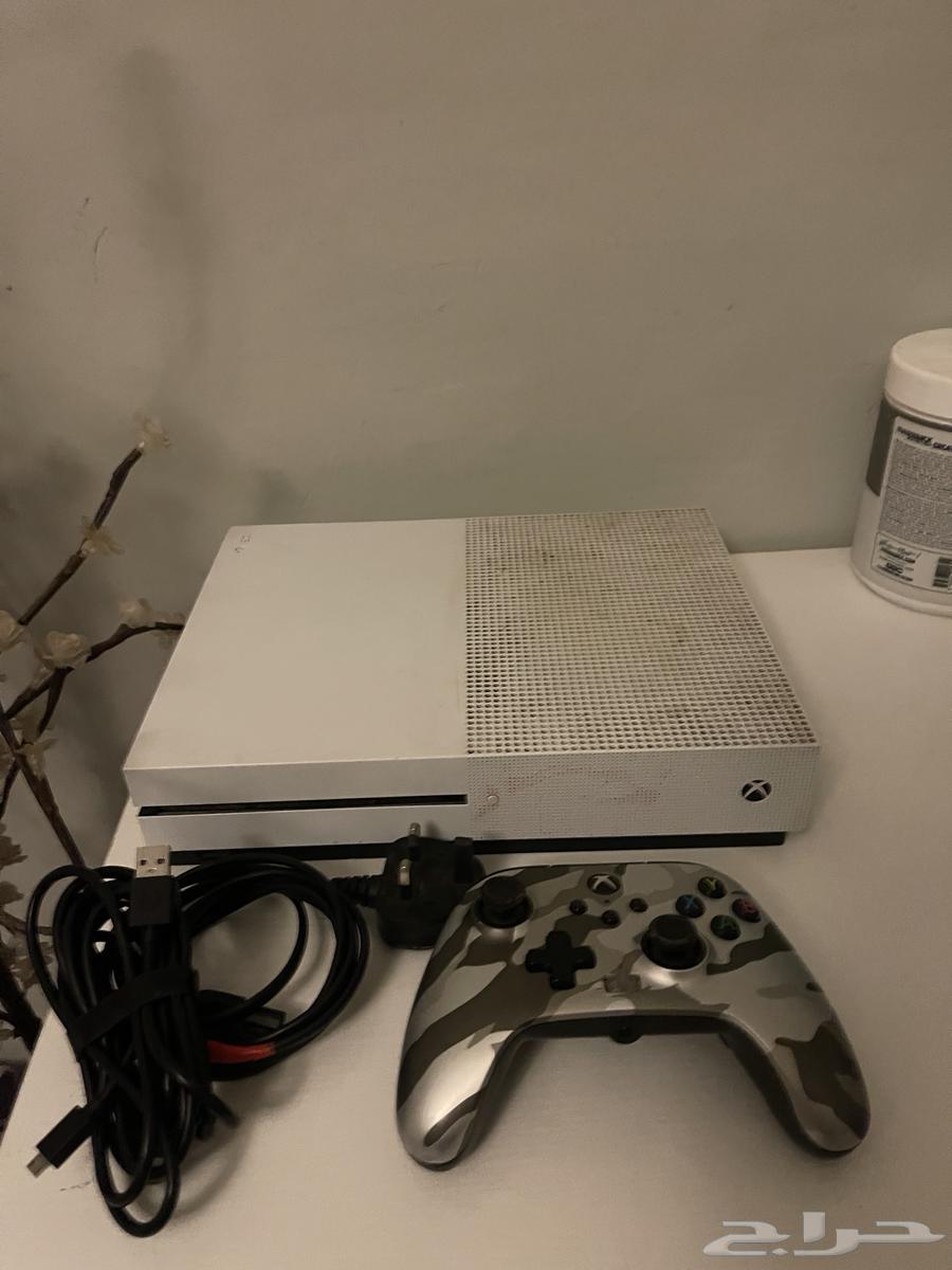 Xbox One S with professional controller64387509089795111