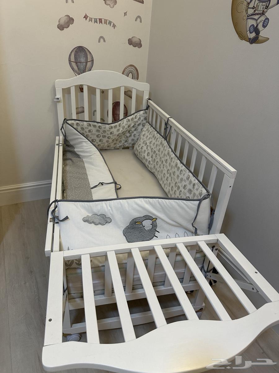 Wooden children's bed, opens up, almost new64388413175938110