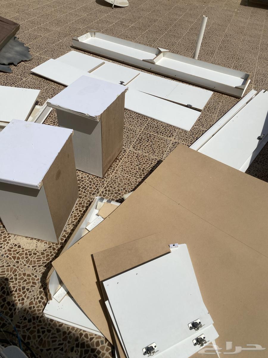 غرفة لون ابيض سرير شخصين وكومدينو ودولاب ملابس64383650086530110