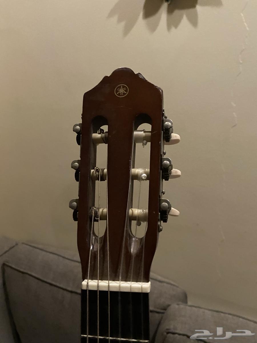 Original Yamaha guitar with complete set of strings64379631361282110