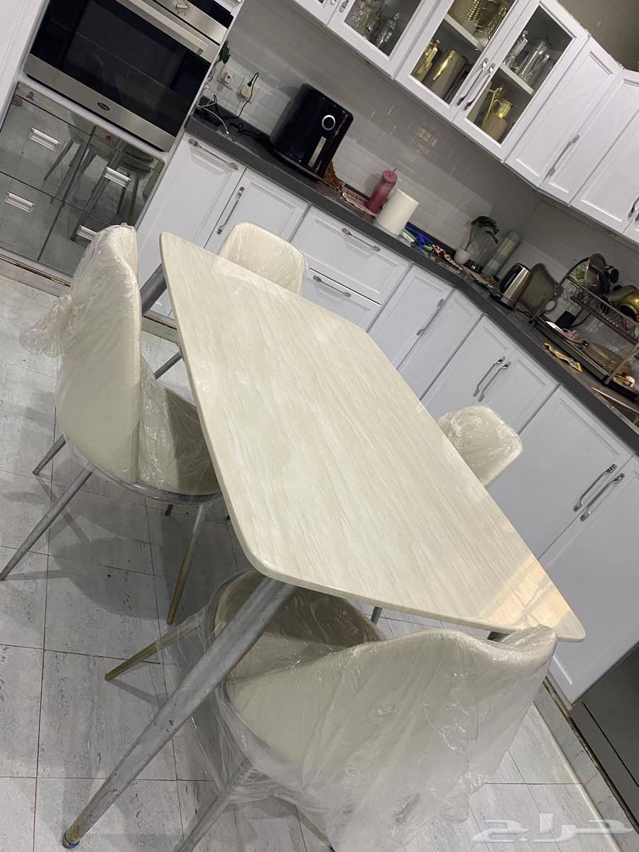 طاولة رخام كبيرة مع اربع كراسي64382596987265111