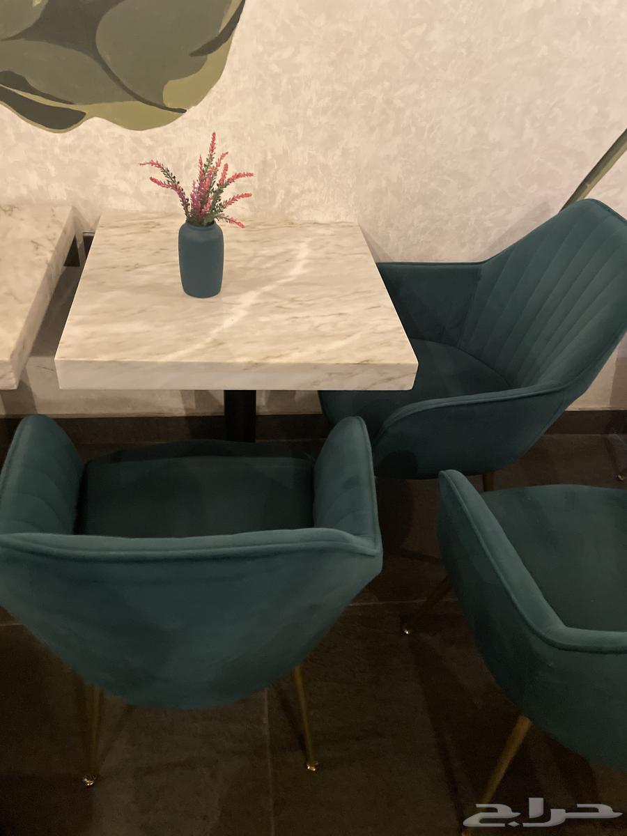 للبيع اثاث وطاولات ومطبخ نظيييف64390761705986110