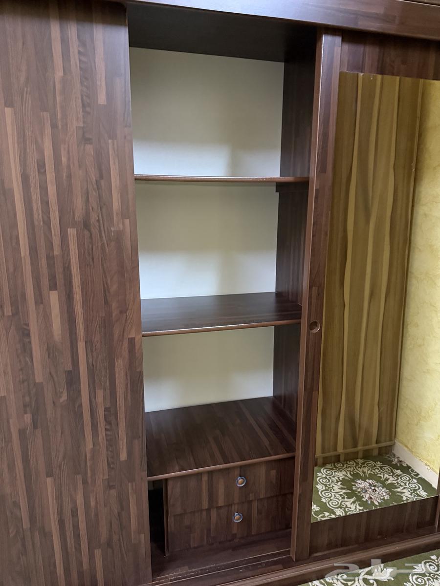 دولاب ملابس خشبي نظيف للبيع64388509396483111