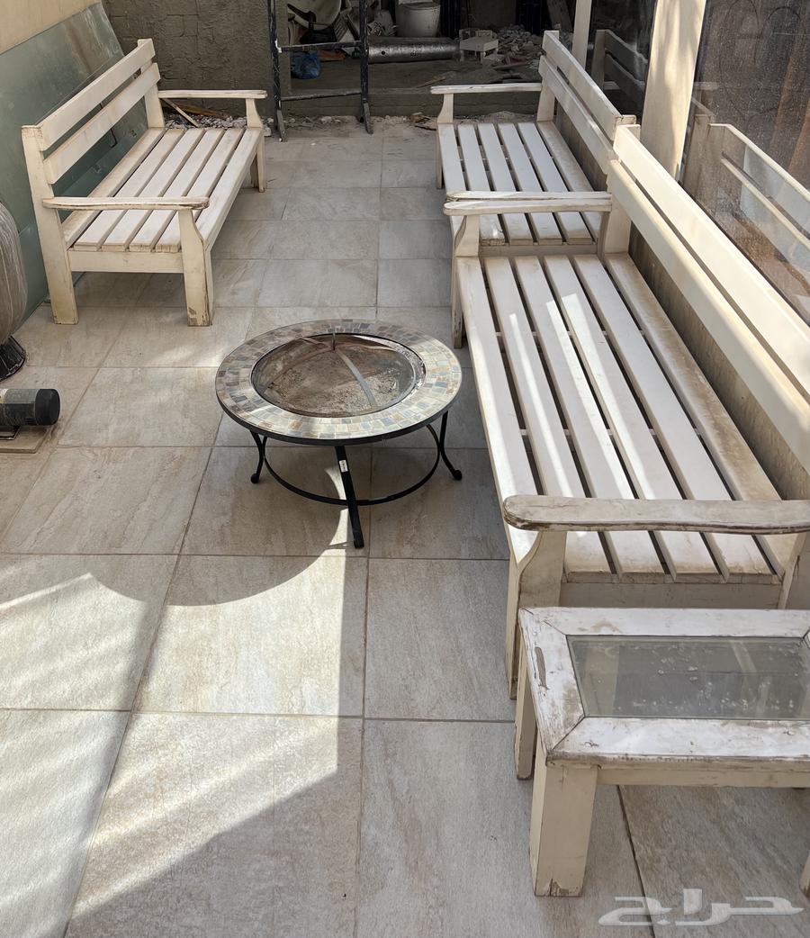 كراسي خشبية وطاولات خارجية مجانا  لمن يحتاجها64380521665153112