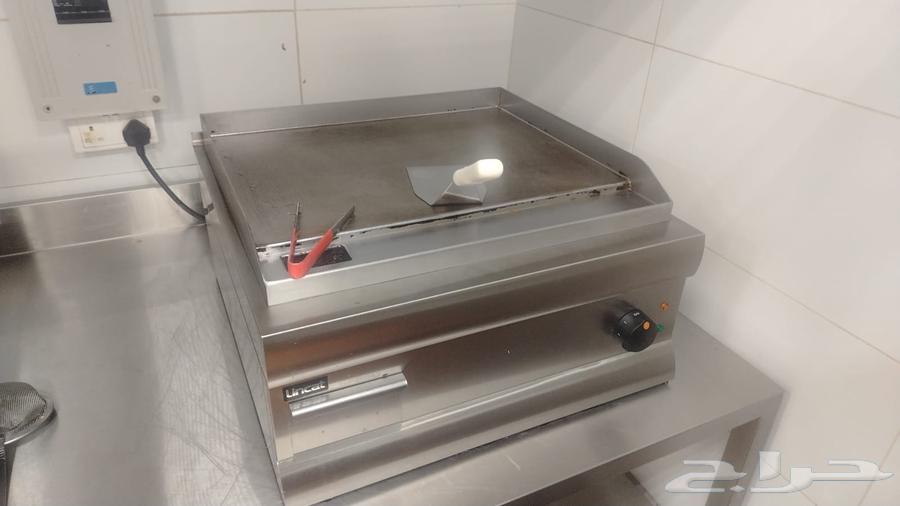 معدات مطعم متكاملة شبه جديدة64386821951234111