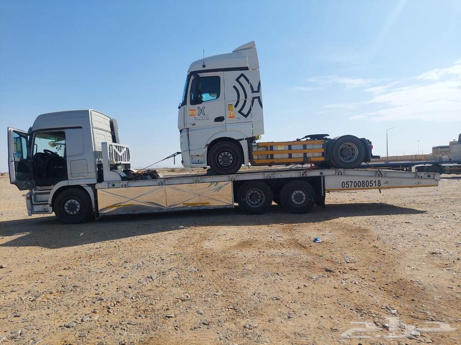 Lobd with a tow truck for transporting cars and equipment63617658499459112