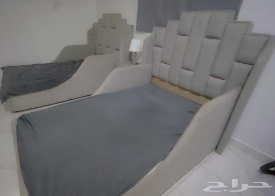 غرفة نوم سريرين مع دولاب وتسريحة وكمادينه نظيفه جدا64379941811330113