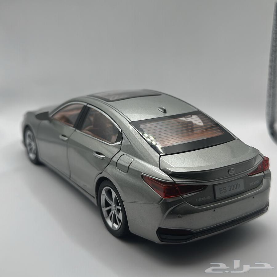 1:24 scale car model64525884011522112