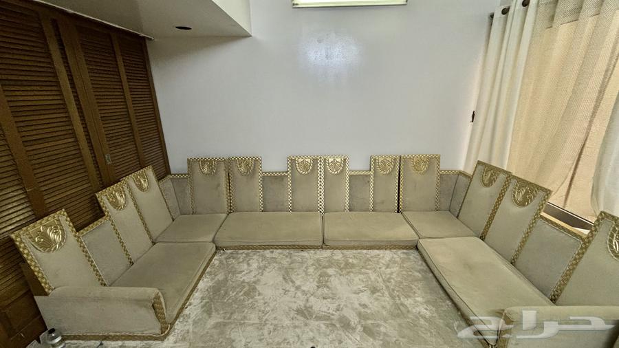 اثاث للبيع 16 قطعه معها الطاولات وبعض المخاد و المراكي64380008389507110
