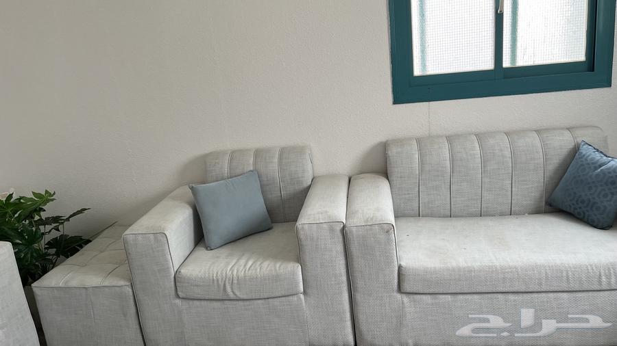 للبيع كنب مع مخدات كامله وطاولات شبه نظيف64383108202243114