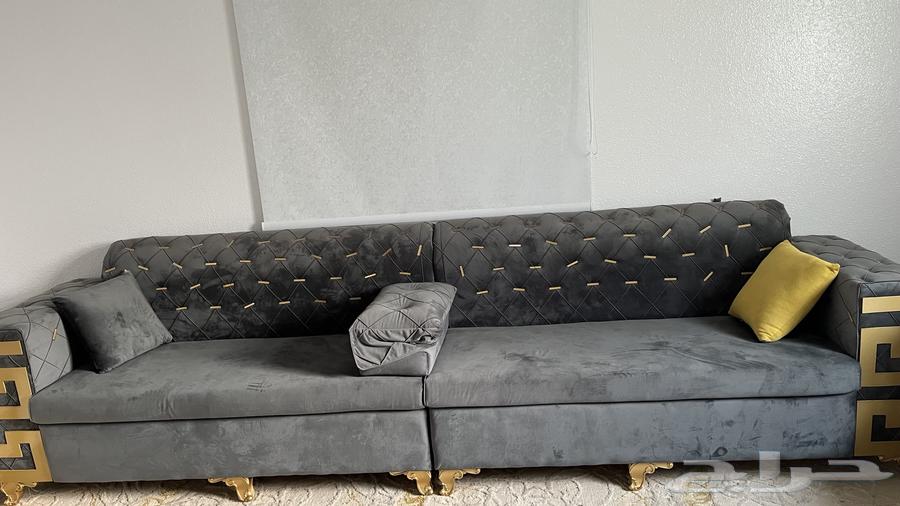 للبيع كنب مع مخدات كامله وطاولات شبه نظيف64383108202243111