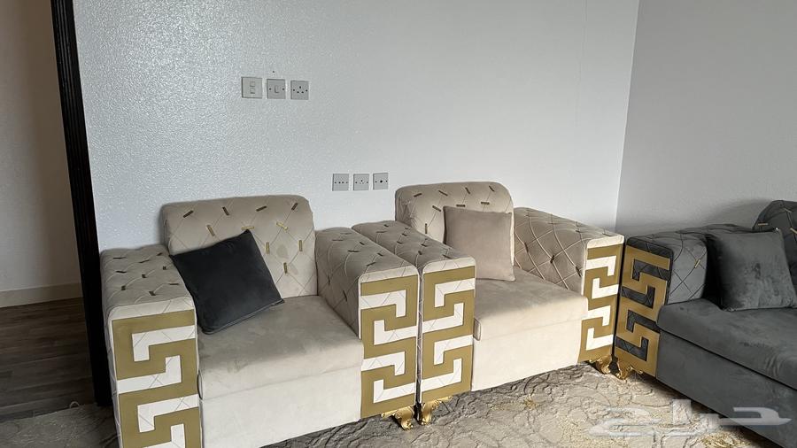 للبيع كنب مع مخدات كامله وطاولات شبه نظيف64383108202243110