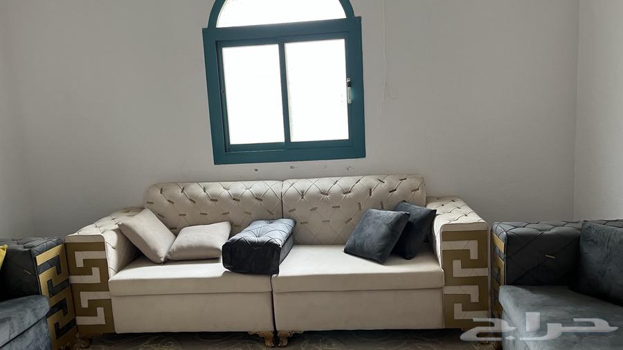 للبيع كنب مع مخدات كامله وطاولات شبه نظيف64383108202243112