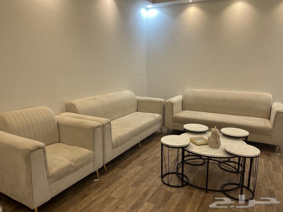 للبيع كنب مع طاوله64384828230659112