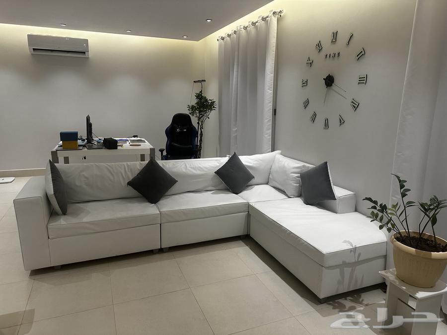 للبيع كنب جلد ابيض استخدام خفيف جدا For sale white lounge64386794647811112