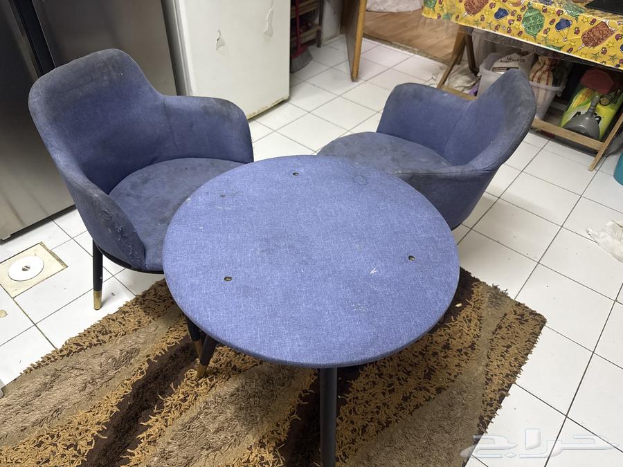 A set of two chairs and a table, excellent quality from Saco64389280316033110