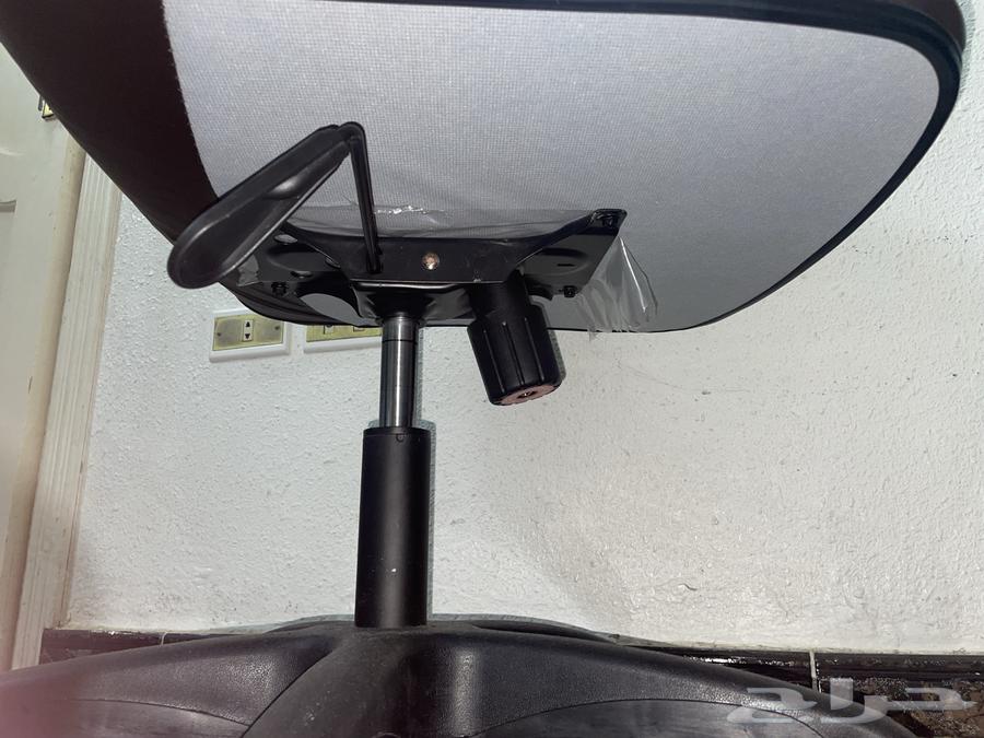 كرسي مكتبي متحرك شبه جديد64391962731649114