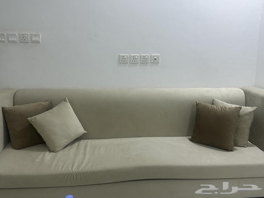 كنب بلونين مع ستارة  نظيف وفخم.. والسعر يختاره الجاد .64389045410307112