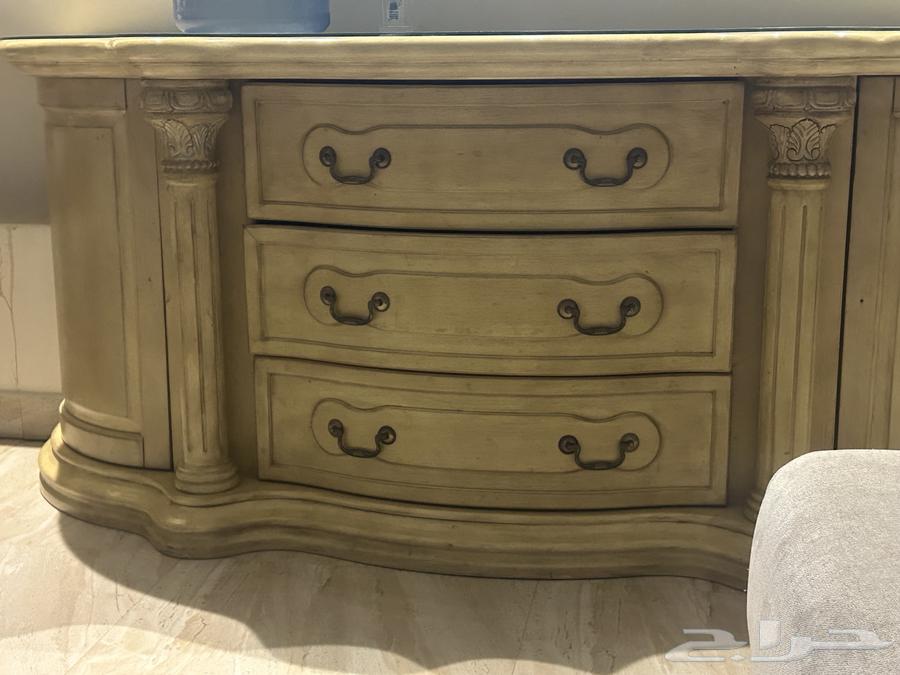 طاولة سفره مع دولاب الصحون وكاسات64379631309697113