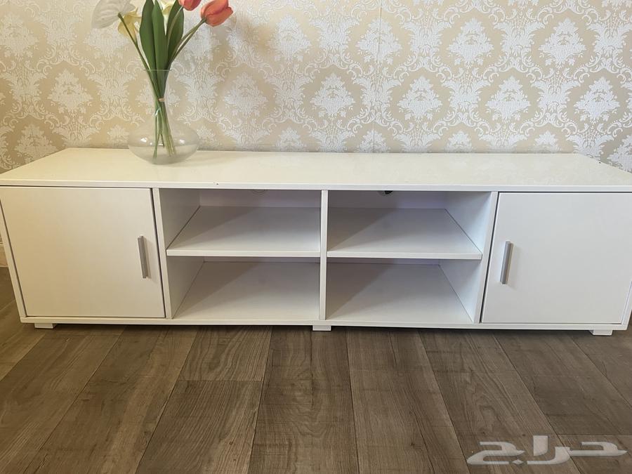 طاولة استخدام بسيط نظيف وكنب حرفL64384717409667110