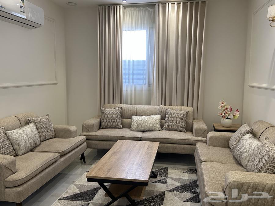 للبيع اثاث مستعمل كنب 3 قطع مع طاوله كبيره و4 صغار64384175641985112