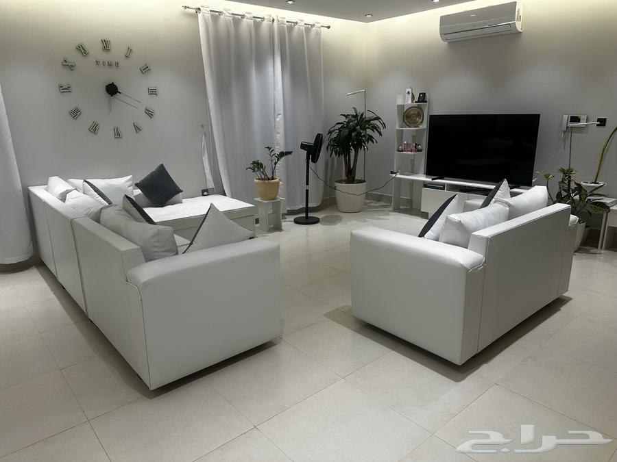 للبيع كنب جلد ابيض استخدام خفيف جدا For sale white lounge64386794647811113