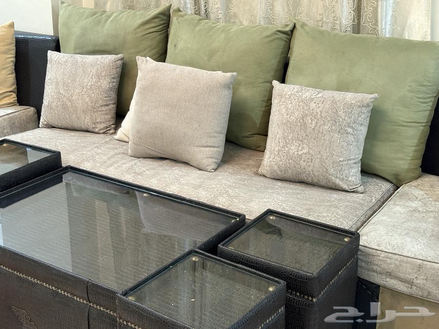 للبيع اثاث مستعمل مع طاولات خدمة السعر على السوم64382983803650110