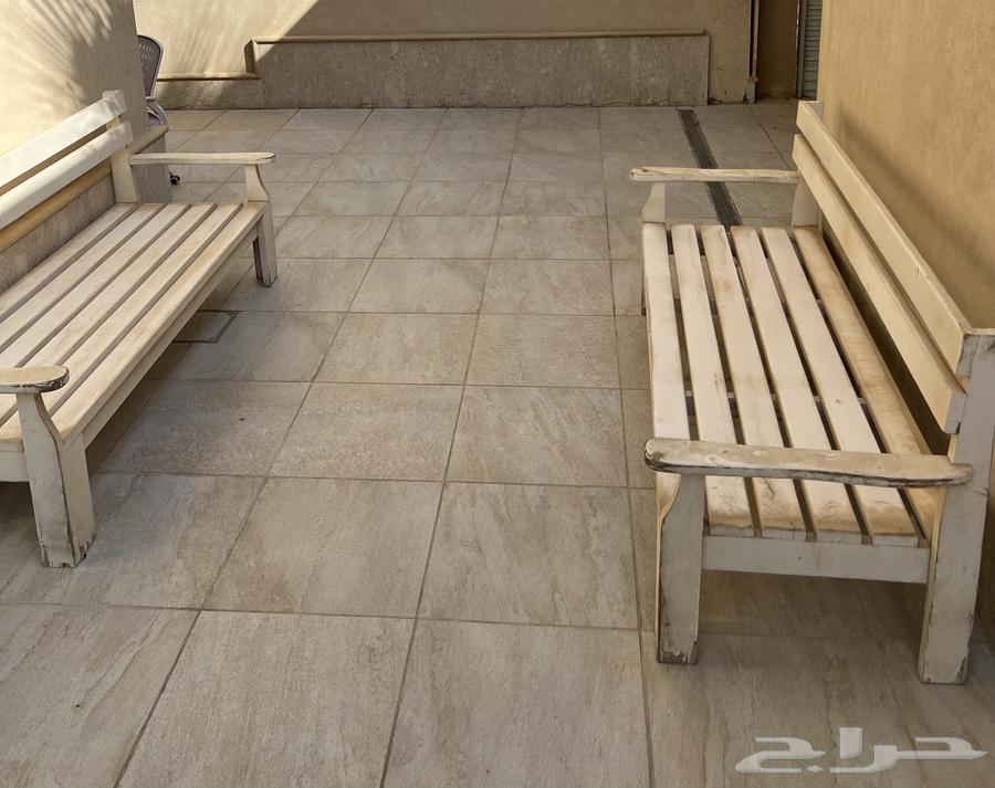 كراسي خشبية وطاولات خارجية مجانا  لمن يحتاجها64380521665153110