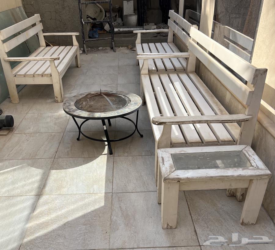 كراسي خشبية وطاولات خارجية مجانا  لمن يحتاجها64380521665153111