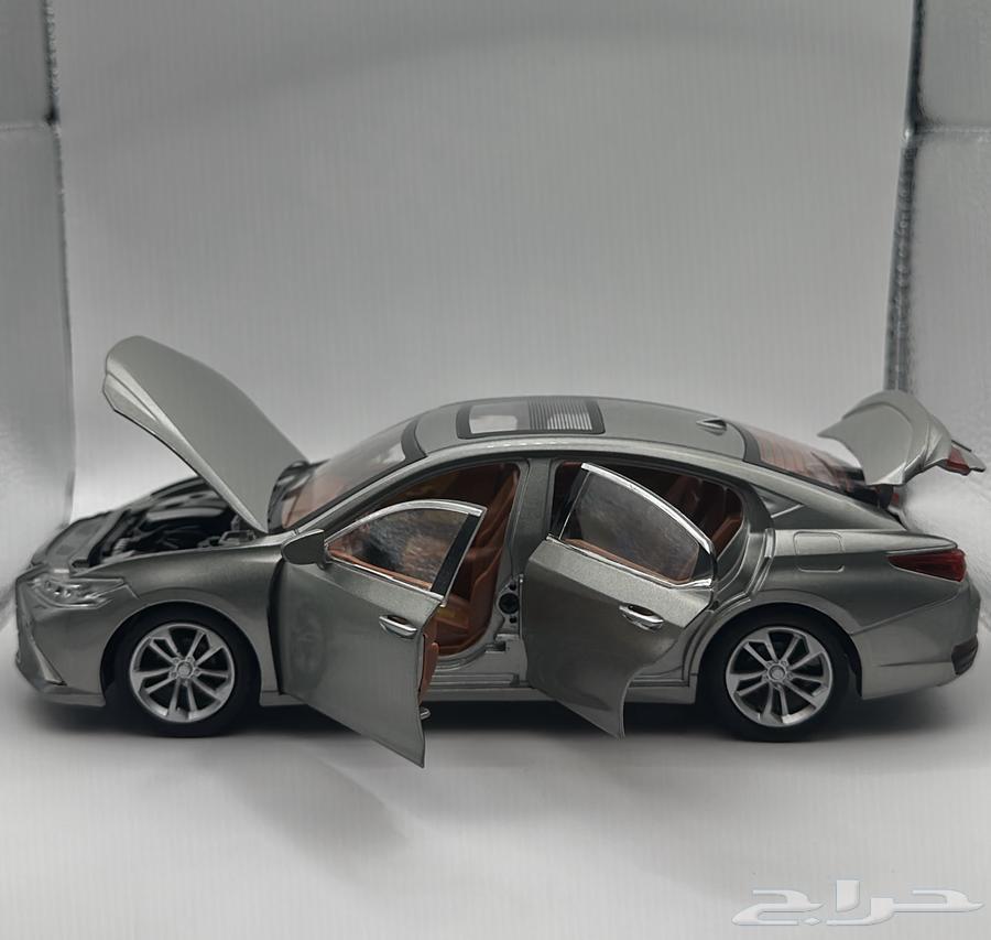 1:24 scale car model64525884011522111