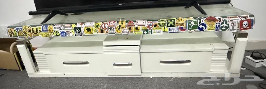 ثلاجة وطاولة تلفزيون للبيع العاجل64390678869507112