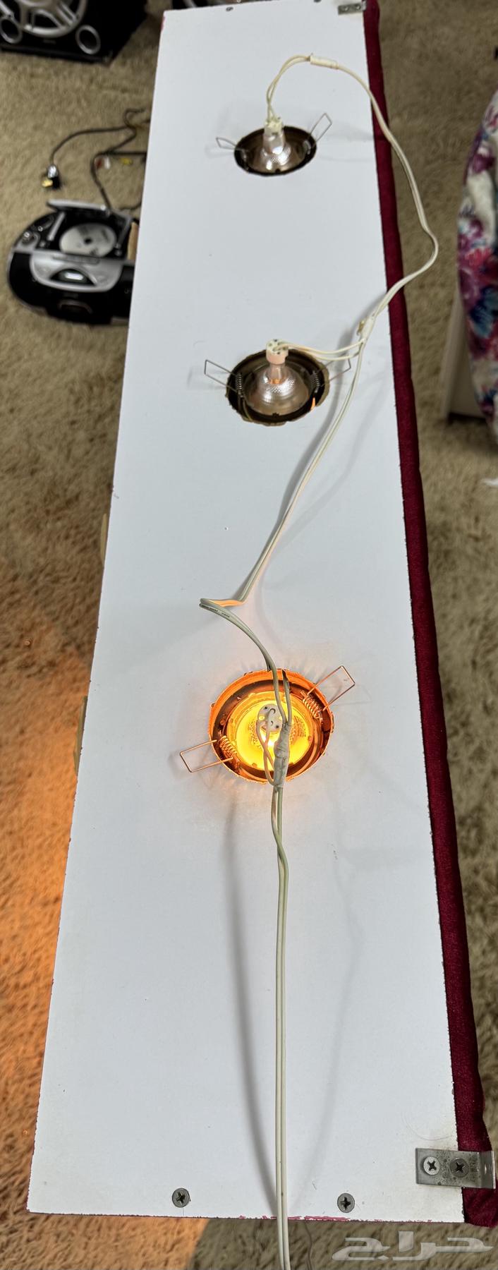 صندوق خشب بابواب زجاج واناراة داخليه64389764388995110