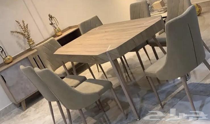 Dining table with buffet in good condition64382500535811110