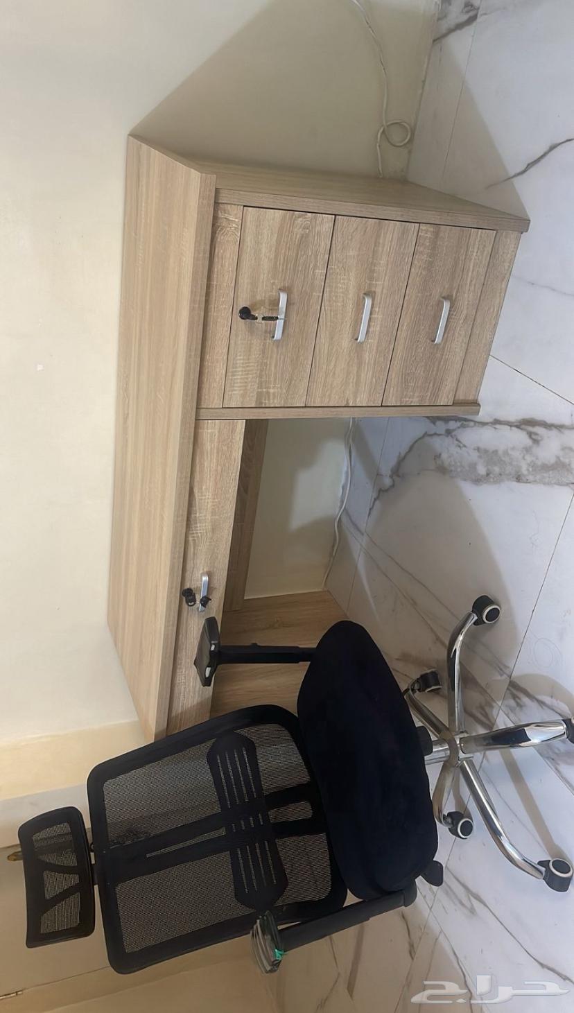 مكتب وكرسي دوار للبيع نظييف64384036787842111