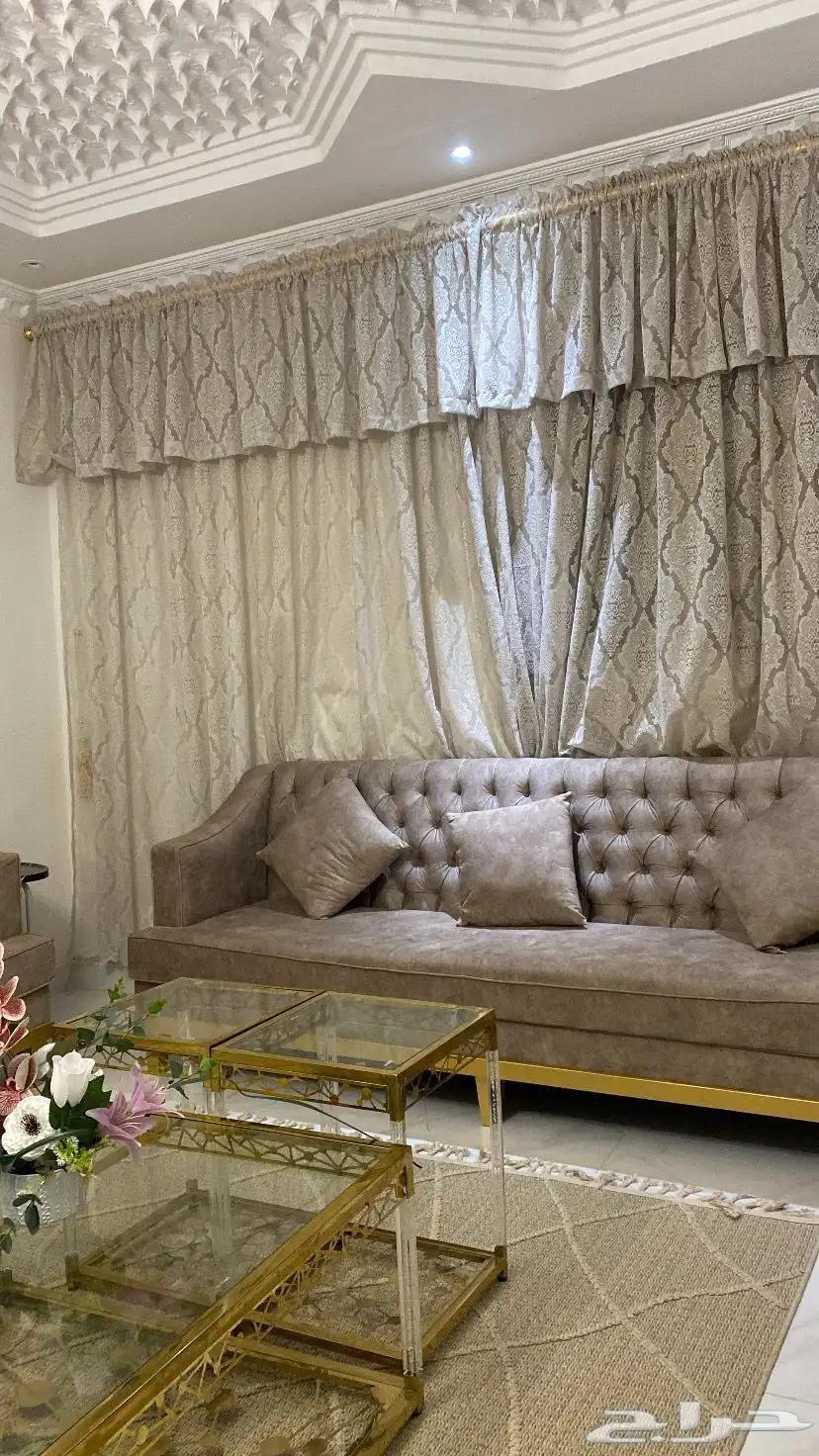 كنبات شبه جديده. عدد 7 حبات. مع طاولات مذهبه64384745160322110