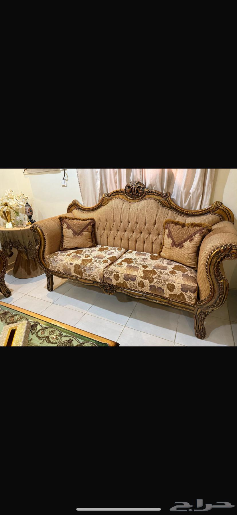 كنب مجلس خمس قطع وطاوله كبيره وطاولتين جانبيه واثنين صغيره64384521040002110