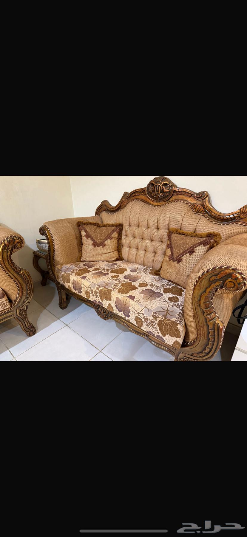 كنب مجلس خمس قطع وطاوله كبيره وطاولتين جانبيه واثنين صغيره64384521040002111