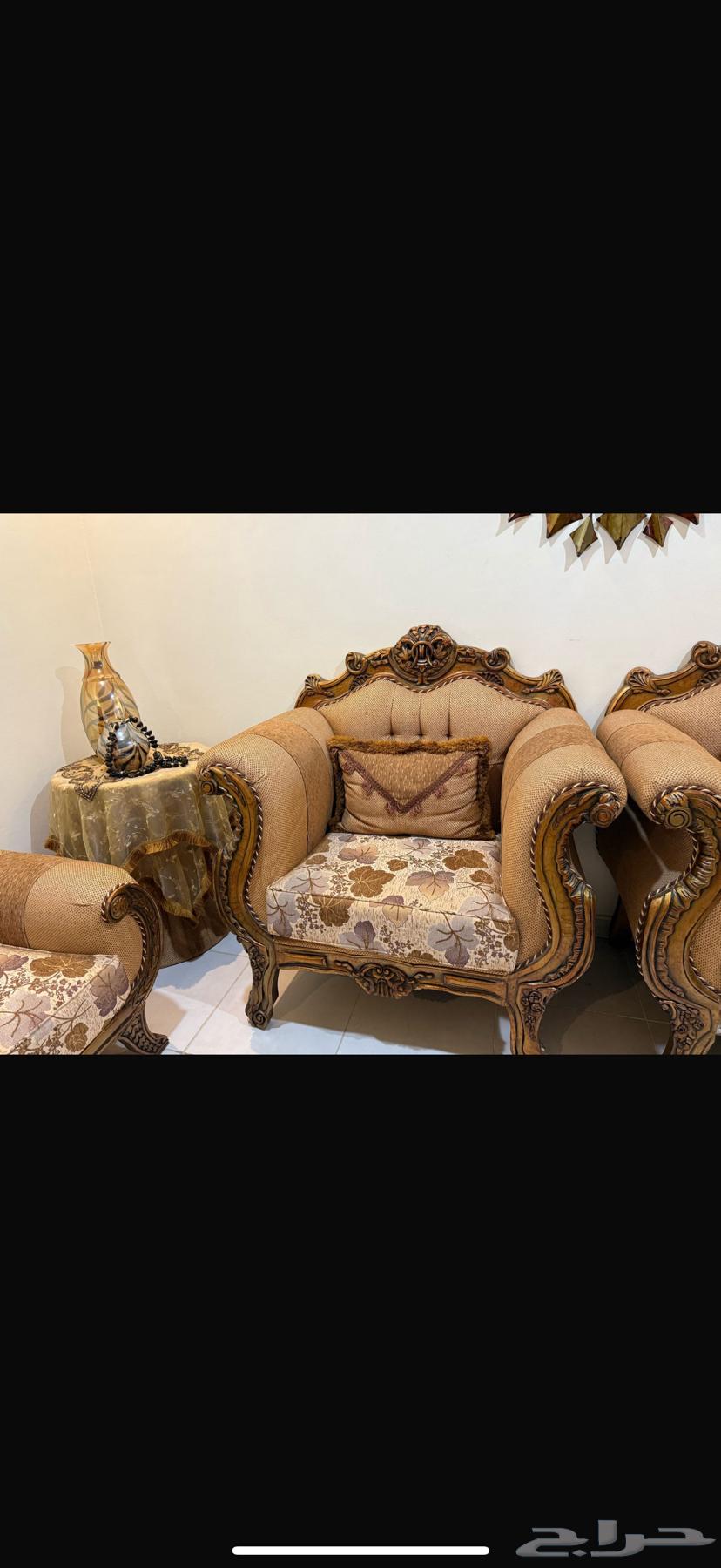 كنب مجلس خمس قطع وطاوله كبيره وطاولتين جانبيه واثنين صغيره64384521040002112