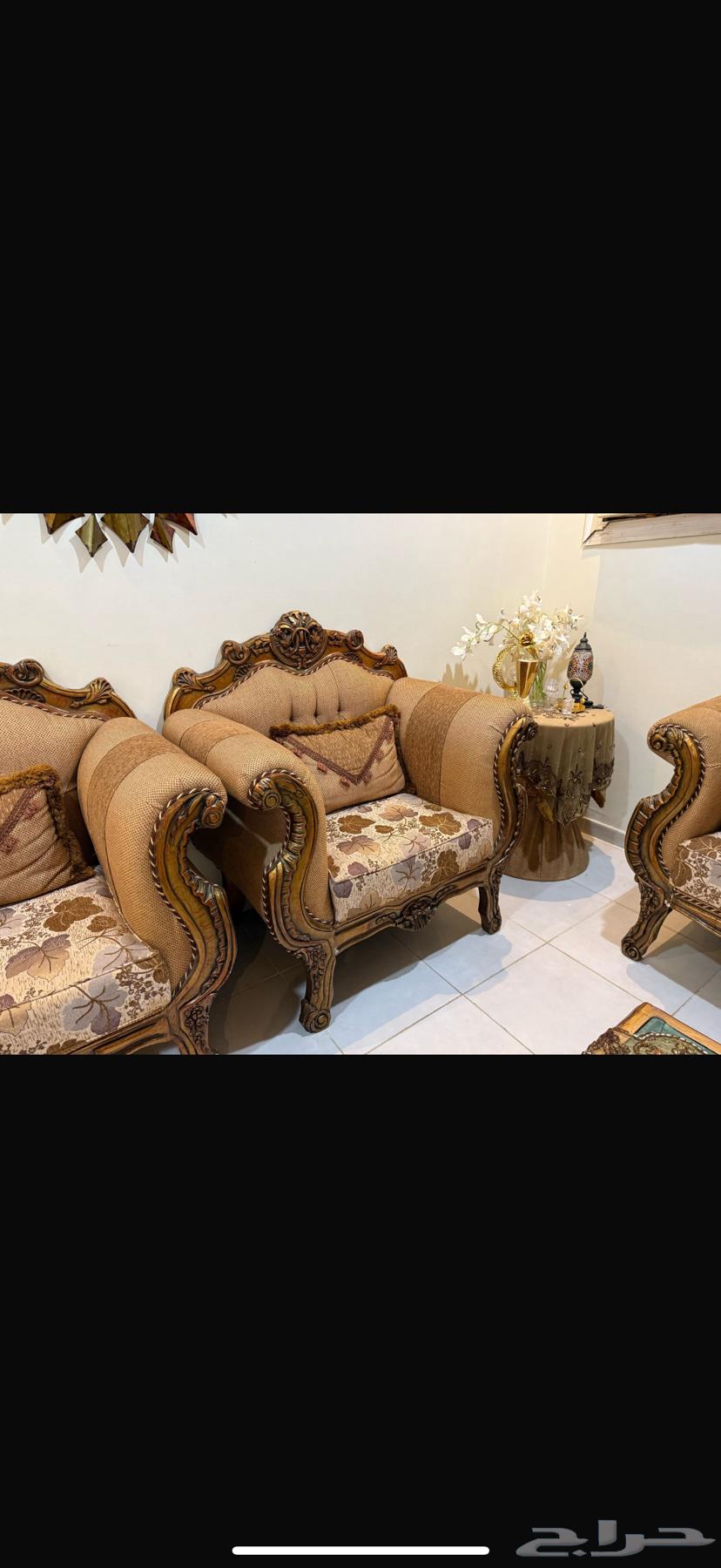 كنب مجلس خمس قطع وطاوله كبيره وطاولتين جانبيه واثنين صغيره64384521040002113