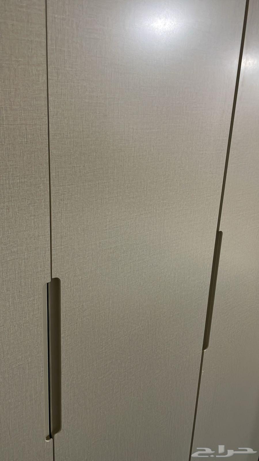 Room for sale with three chairs and two nightstands of the same color as the wardrobe64384161521026110