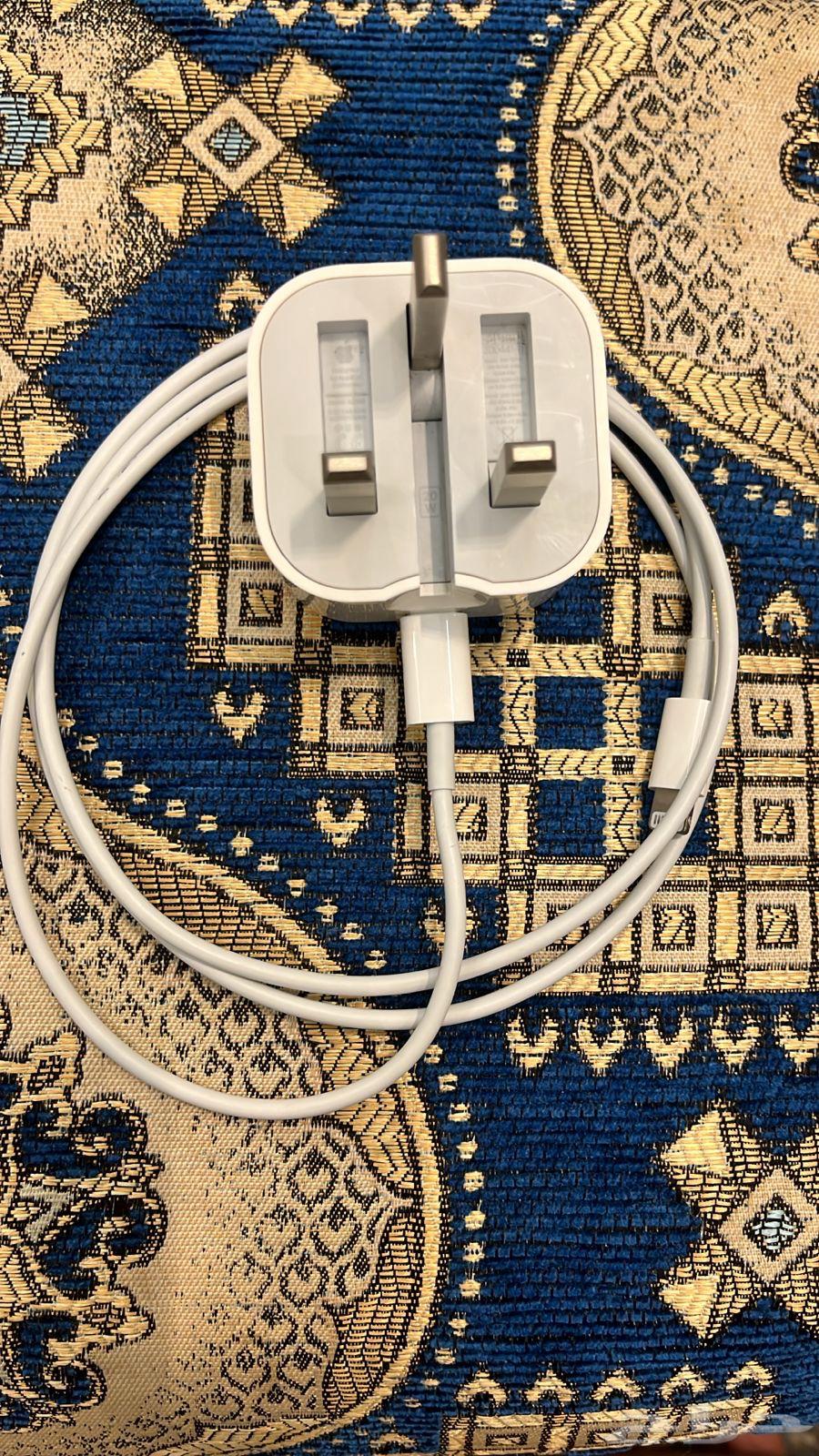 شاحن ابل الأصلي تايب سي نضيف للبيع على السوم64390816085379110