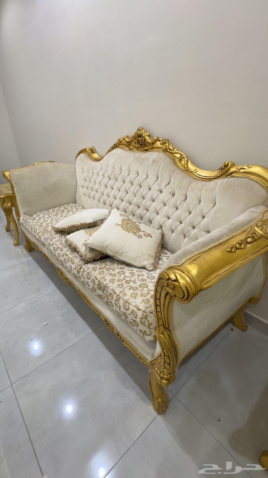 كنب مجلس فخم مع طاوله ونظيف64382597033859110