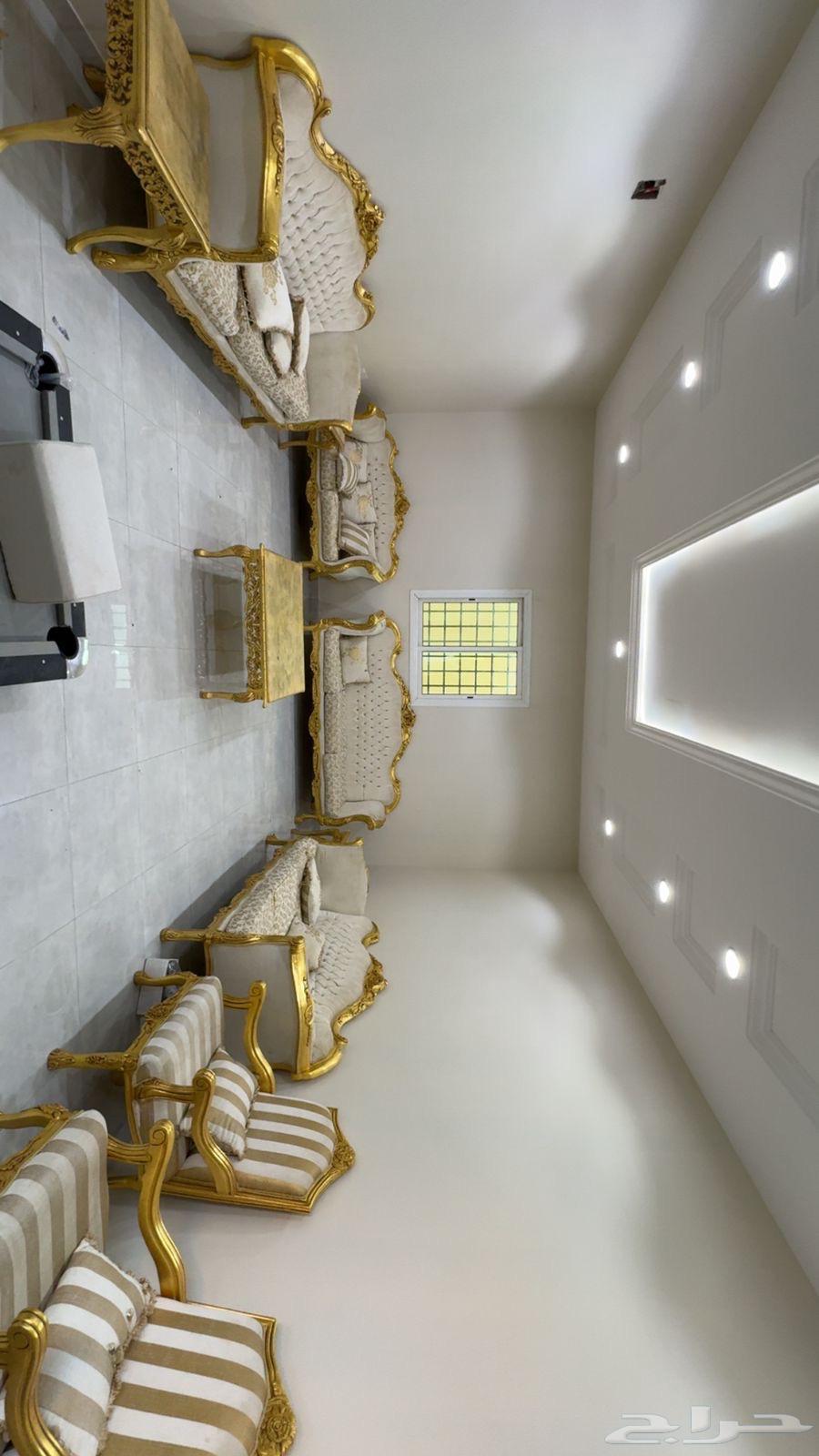 كنب مجلس فخم مع طاوله ونظيف64382597033859111