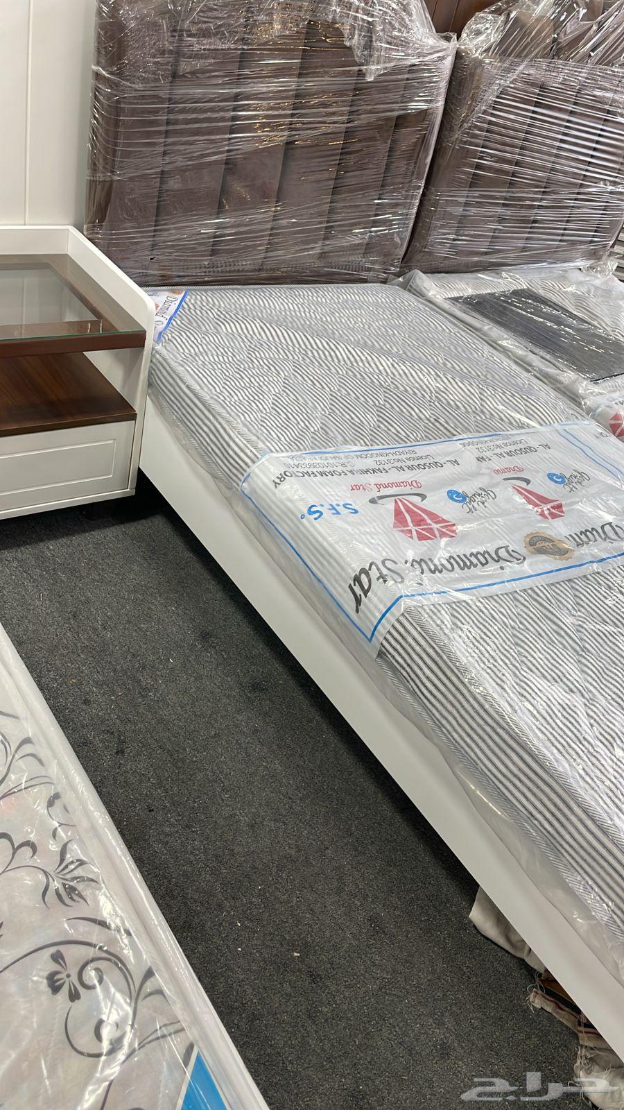 Room for sale with three chairs and two nightstands of the same color as the wardrobe64384161521026112